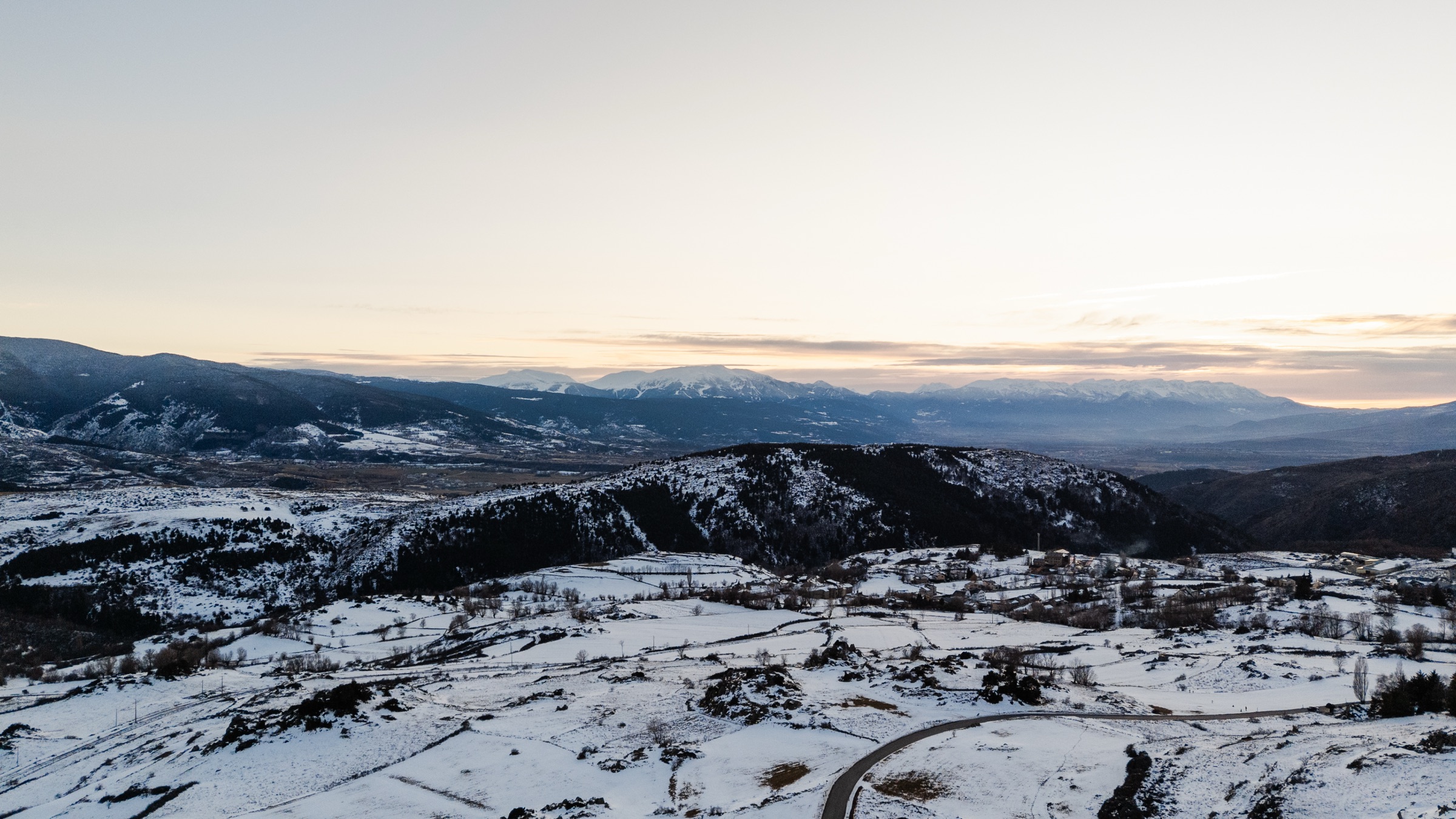 Vue aérienne du domaine et des Pyrénées au coucher du soleil