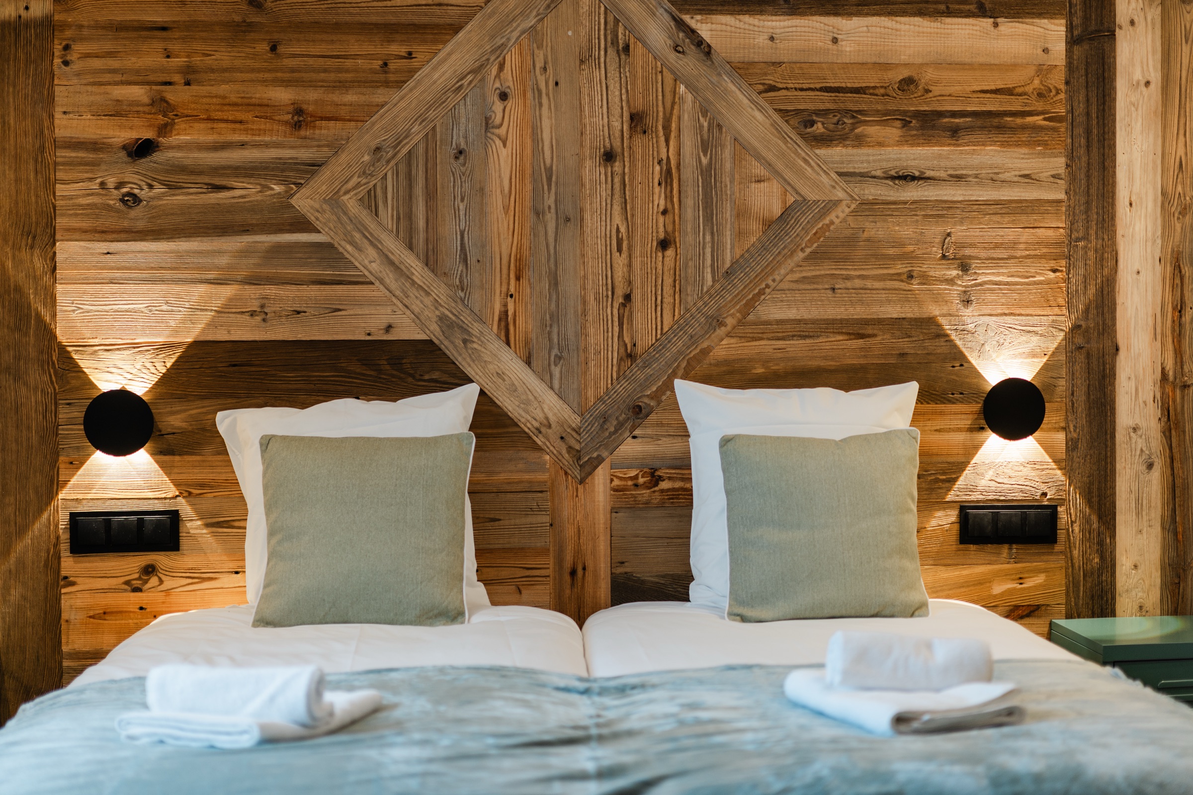 Suite parentale avec tête de lit en vieux bois