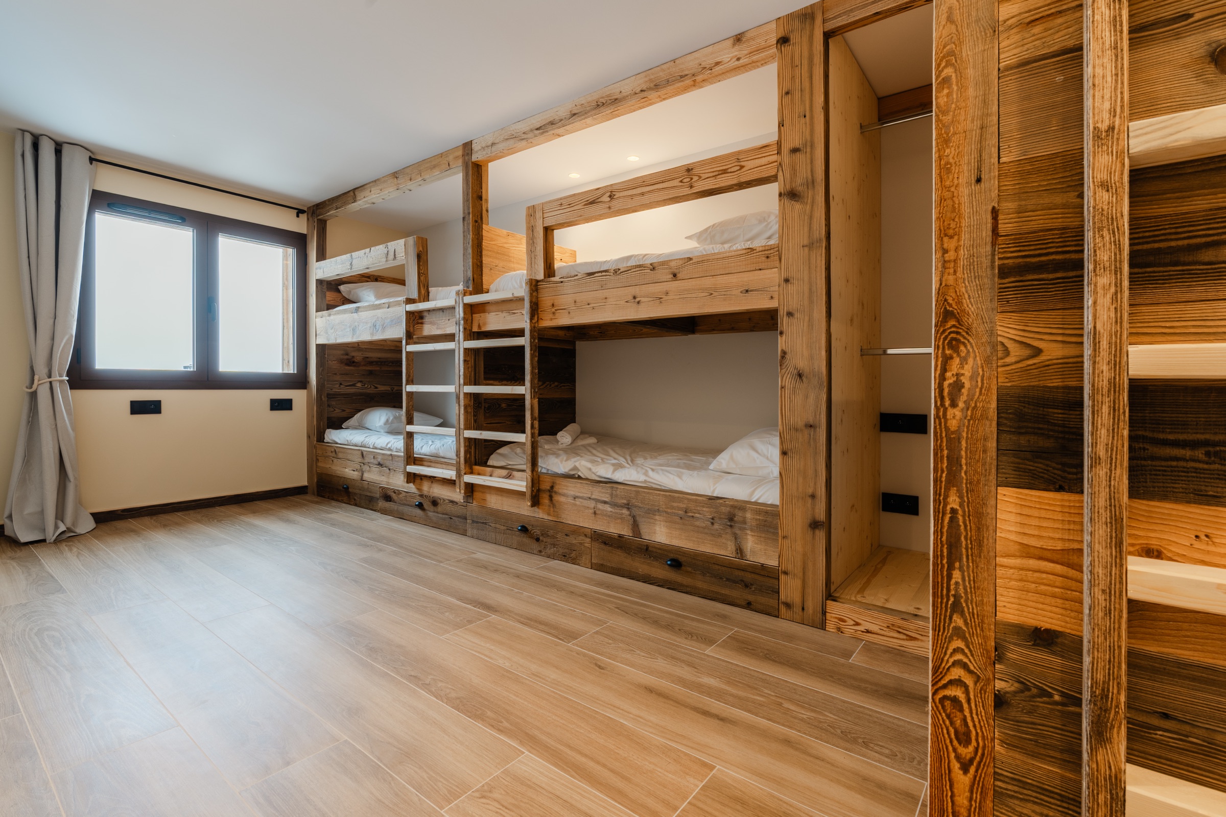Chambre dortoir avec lits superposés en vieux bois