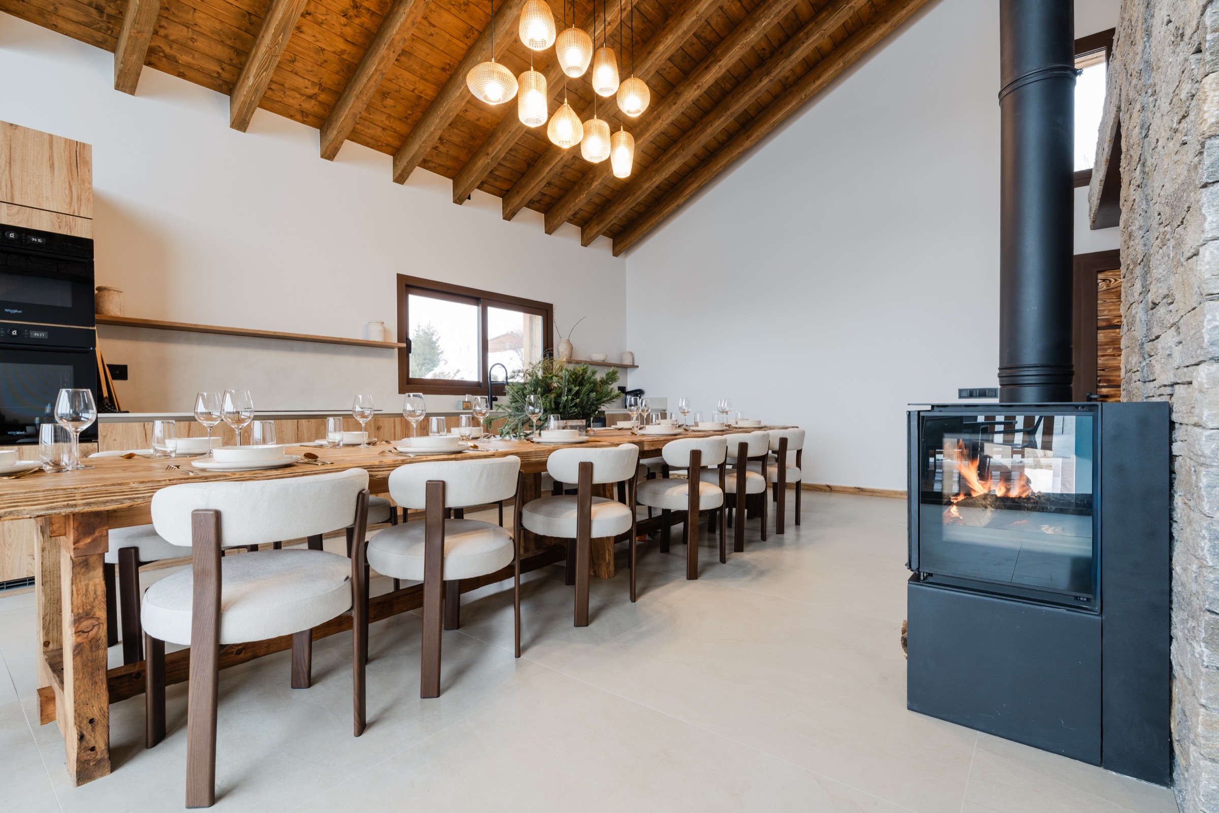 Salle à manger et poêle à bois contemporain