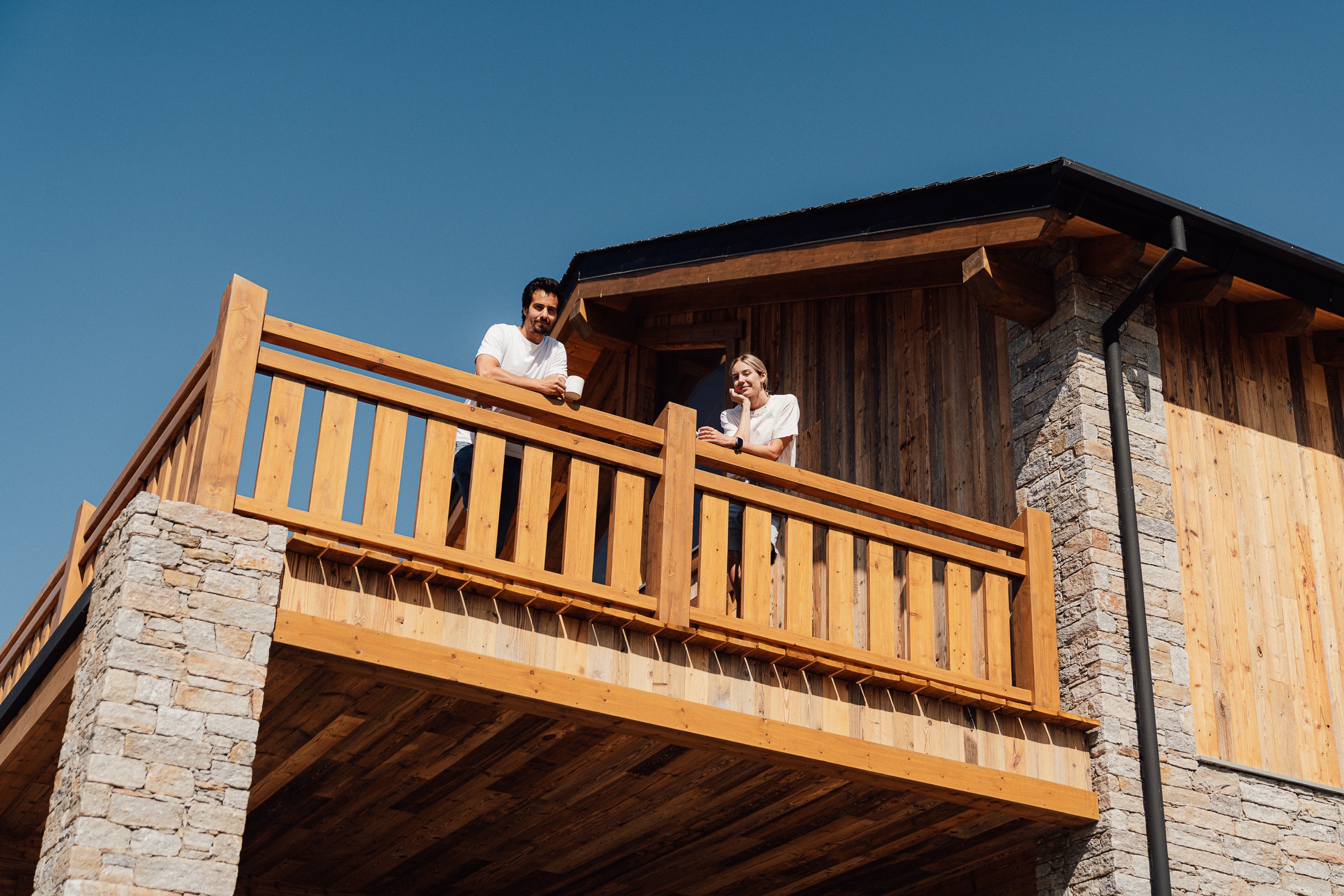 Façade du chalet et balcon vieux bois