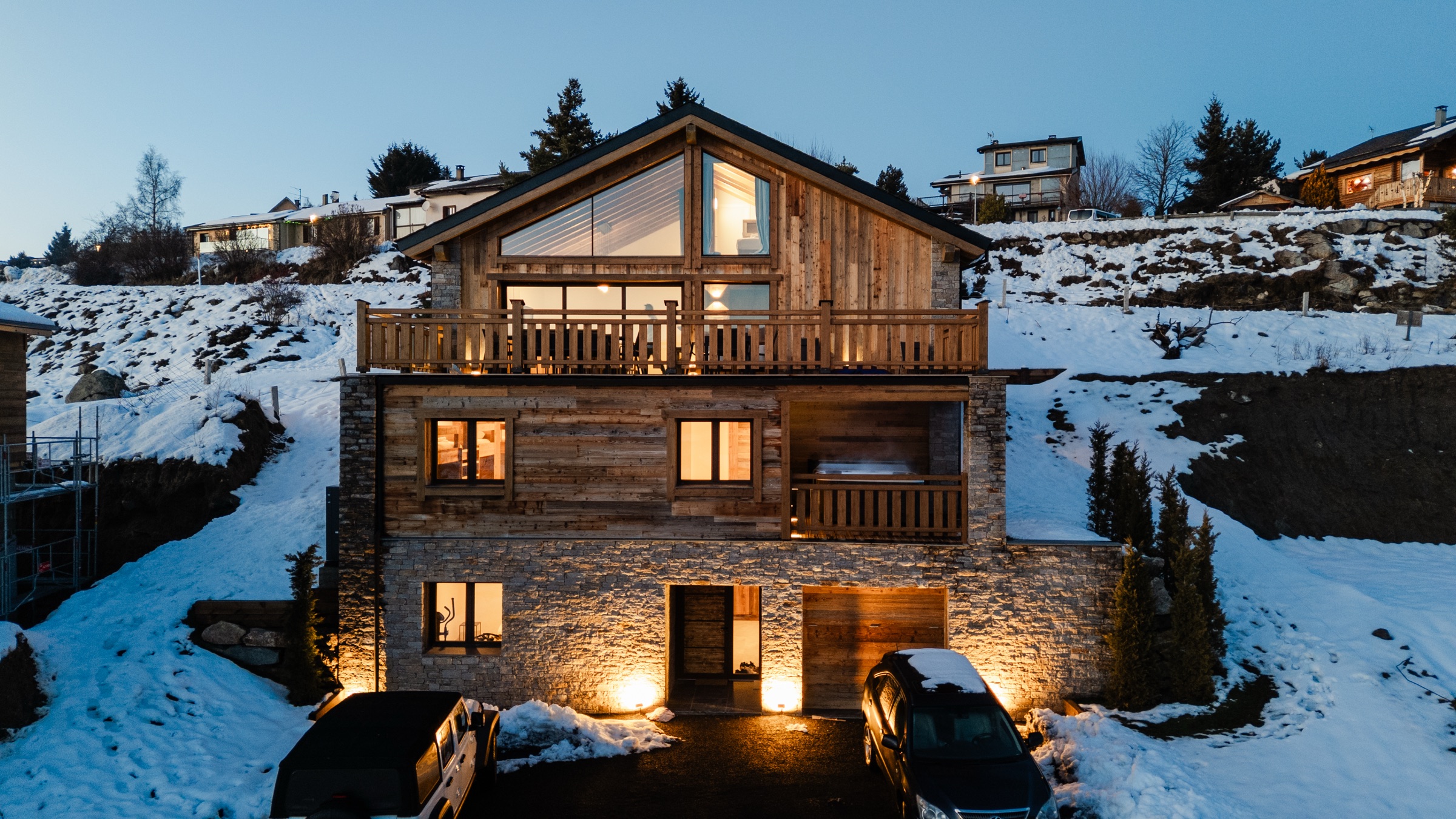 Façade extérieure du chalet au crépuscule