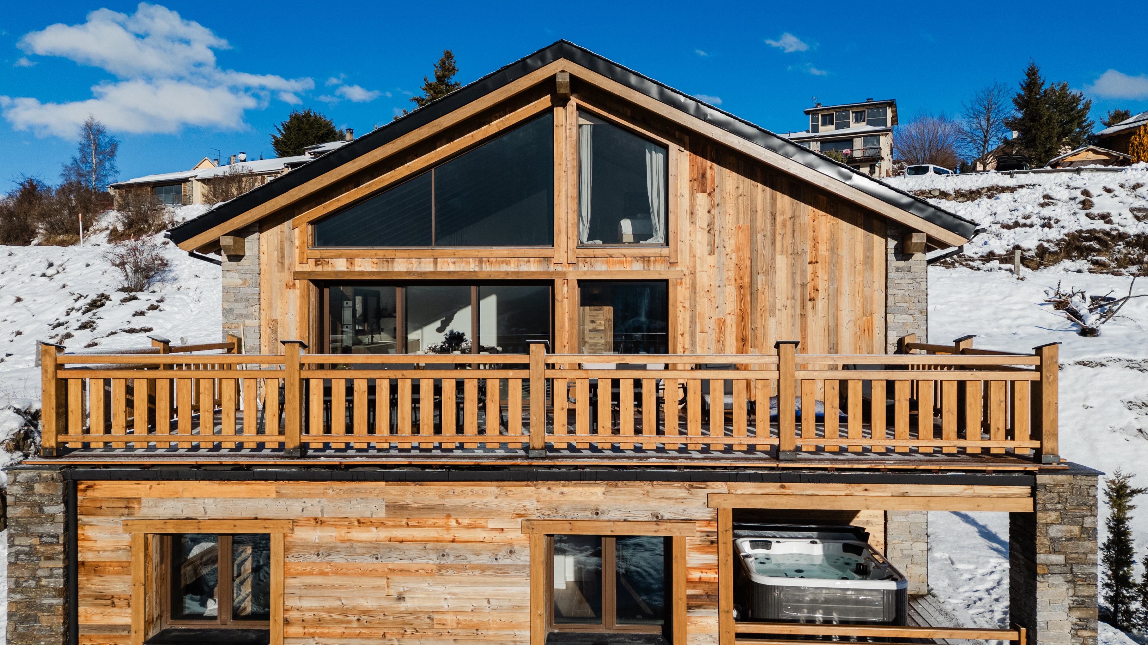 Façade plein sud du chalet avec jacuzzi extérieur