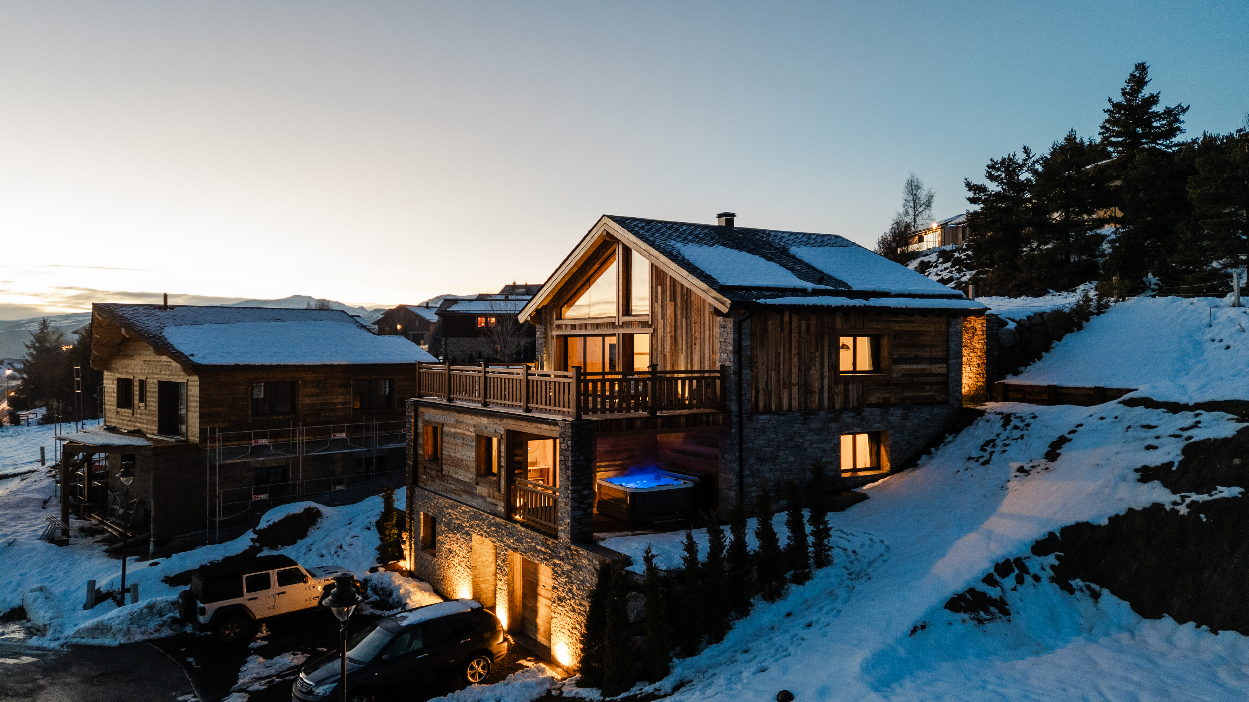 Le chalet au crépuscule, jacuzzi extérieur allumé