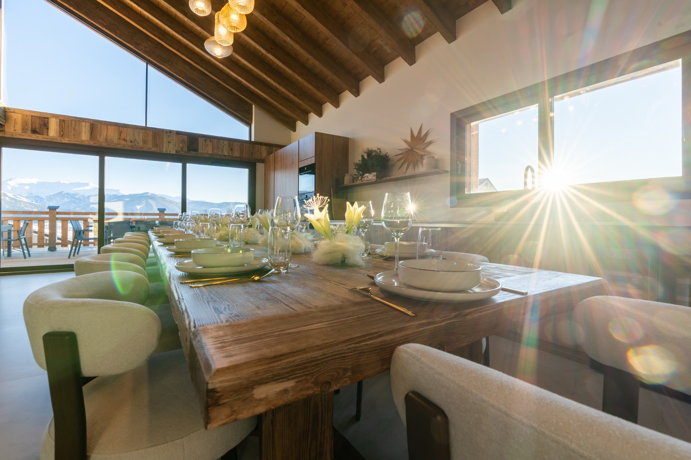 Lumière dorée du soir dans la salle à manger