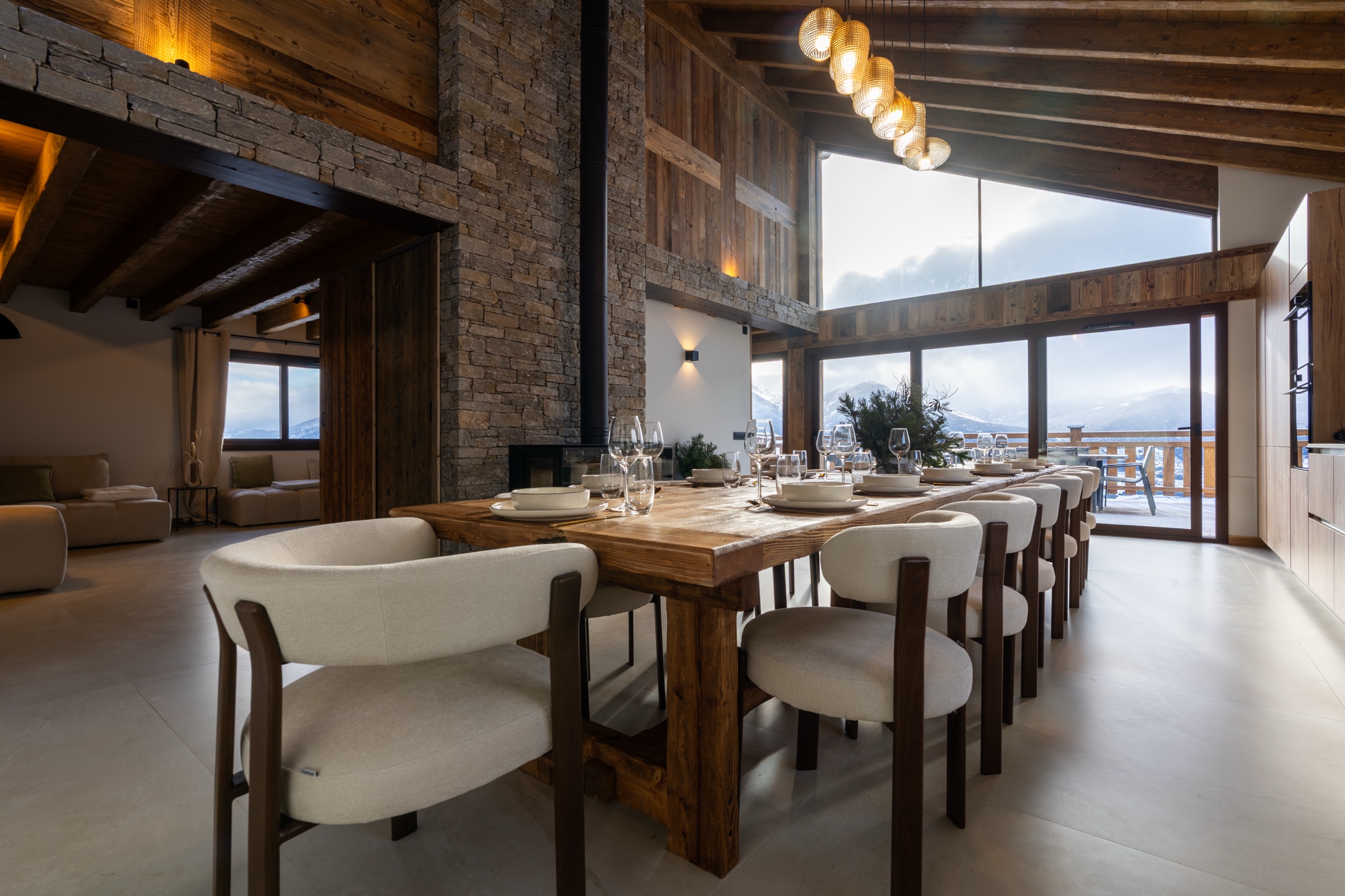 Salle à manger ouverte sur les Pyrénées par les baies toute hauteur