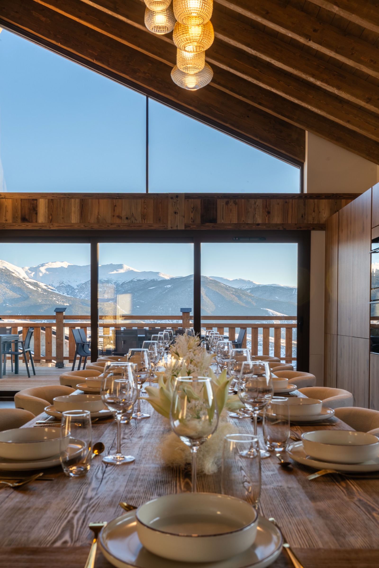 Table dressée face aux montagnes enneigées
