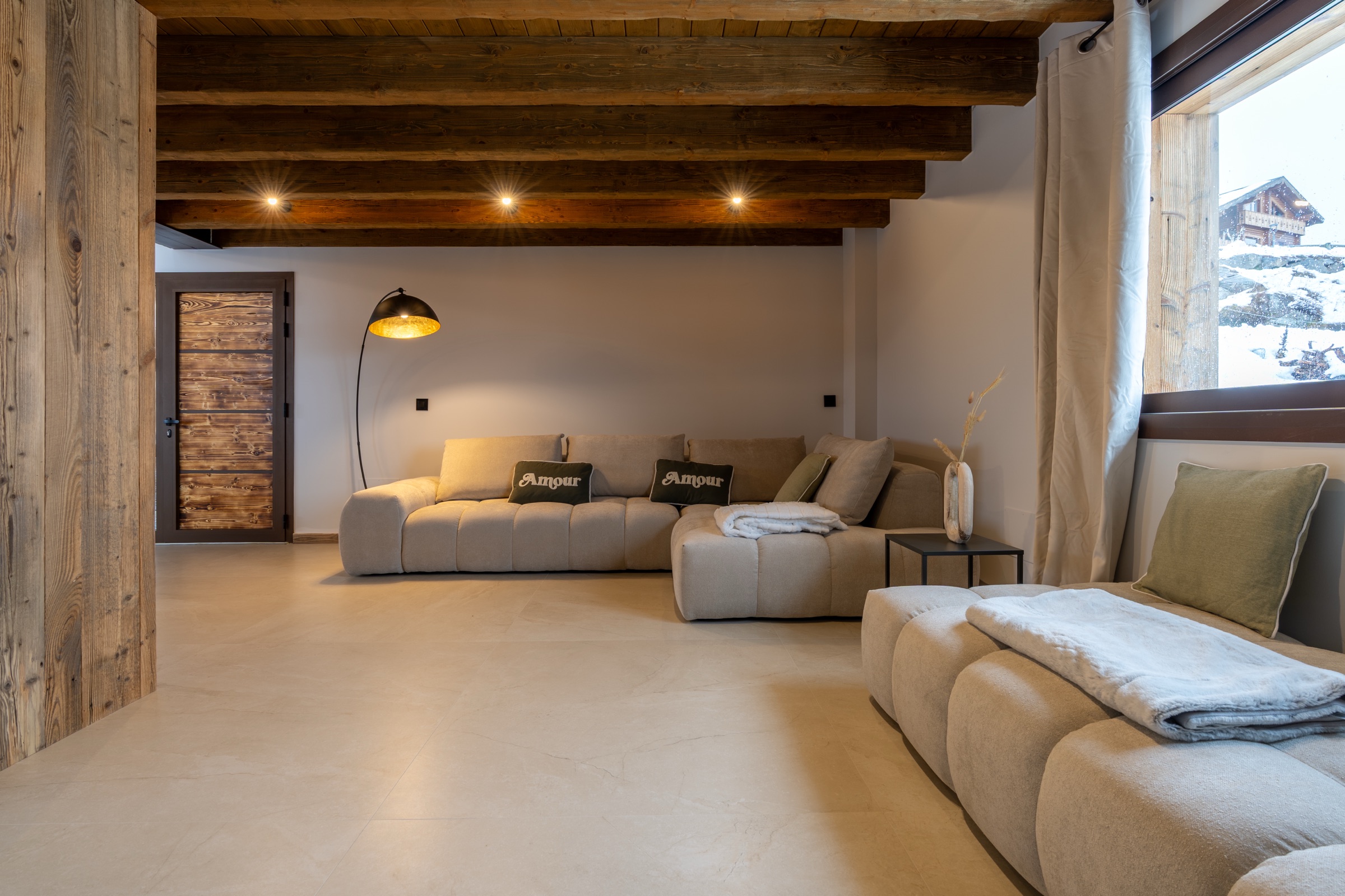 Salon contemporain avec poutres apparentes
