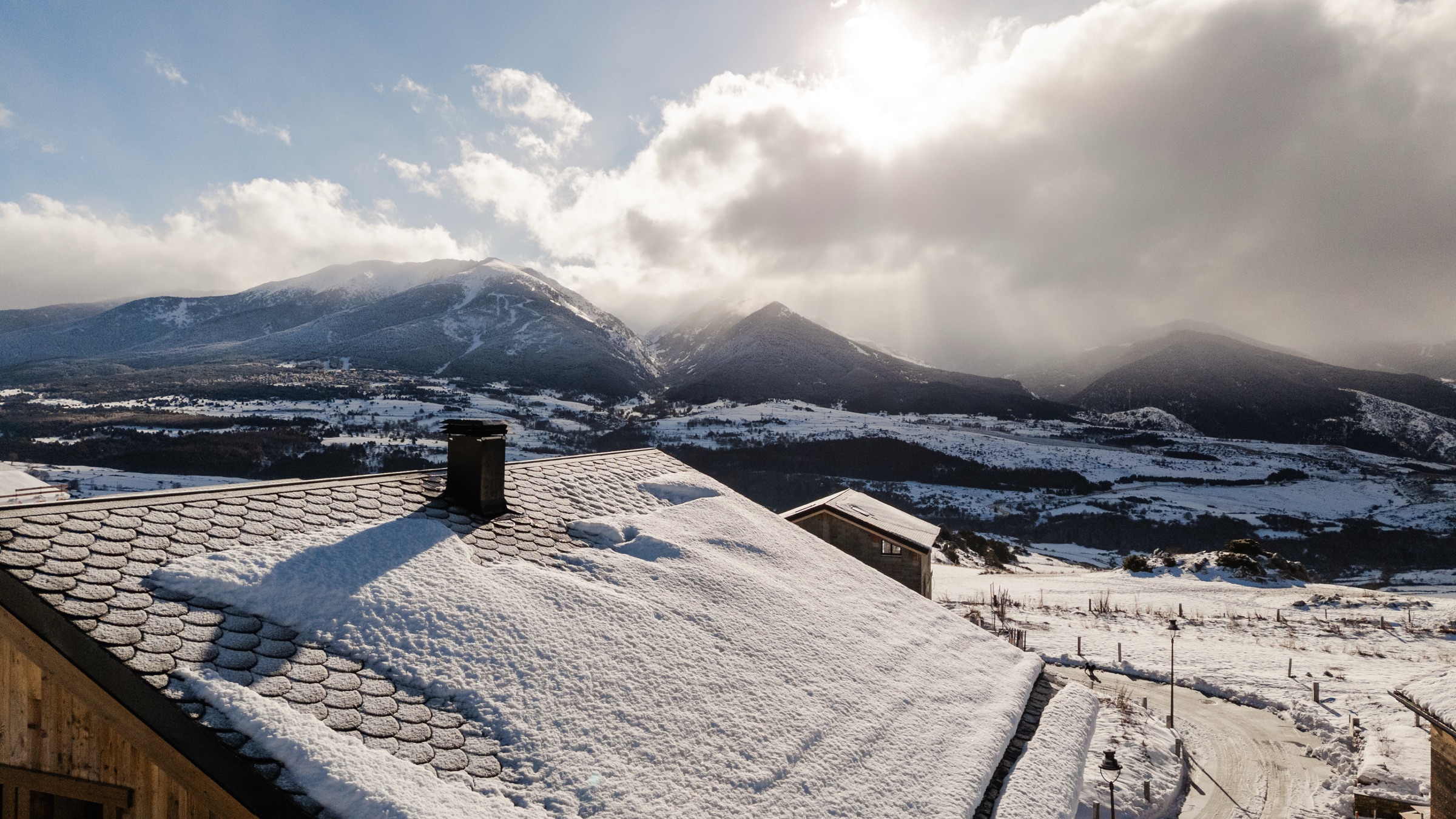 Panorama montagne enneigée et lumière du sud