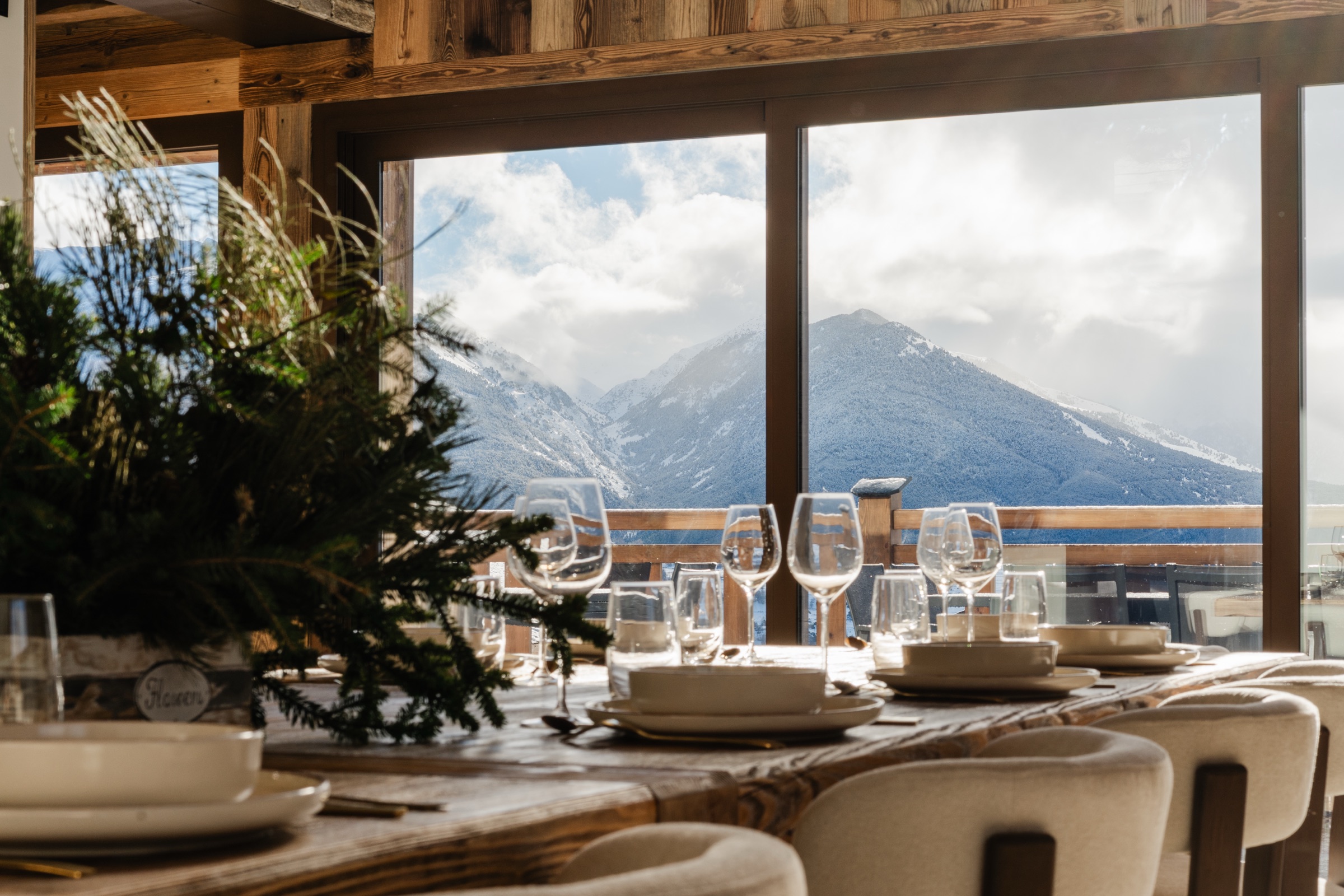Vue dégagée sur les Pyrénées depuis la salle à manger
